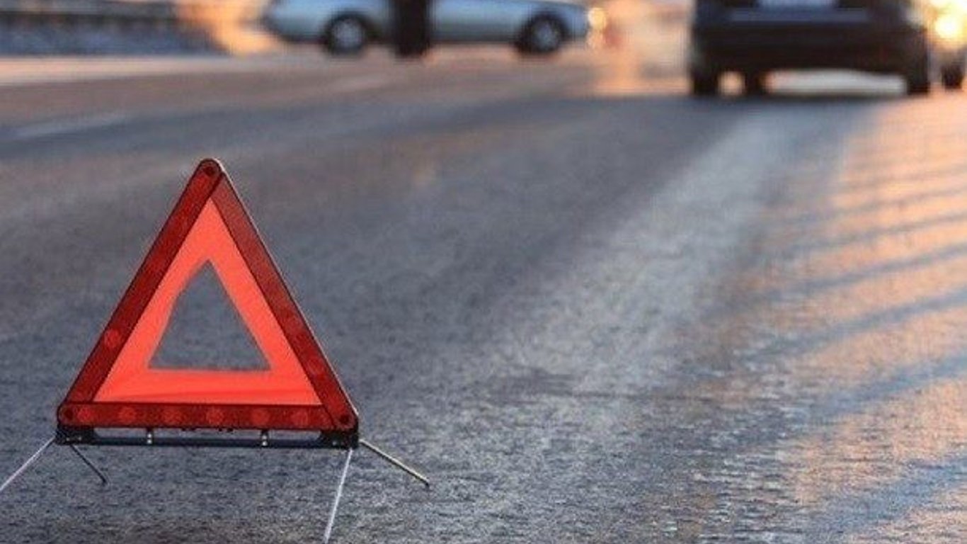 Опасная ситуация на дороге в Харькове - чтобы избежать столкновения автомобиль вылетел на встречную