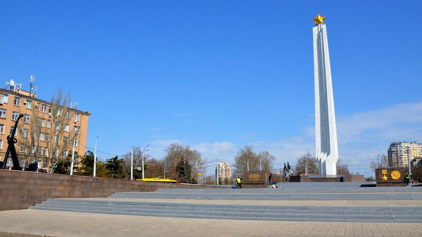 В Одесі оголений чоловік розвів вогнище на меморіалі 10 квітня
