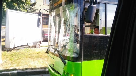 Розбиті вікна, заблокована дорога: у Харкові автобус врізався в тролейбус. Кадри - 285x160