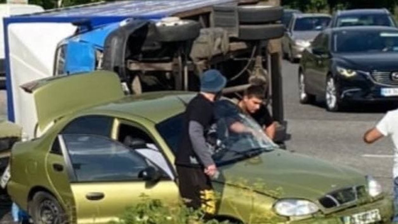 В Харькове столкнулись грузовик и Daewoo Lanos на Окружной дороге - Видео