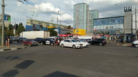 Таксисты не поделили дорогу и устроили ДТП в Харькове на Героев Труда - 285x160