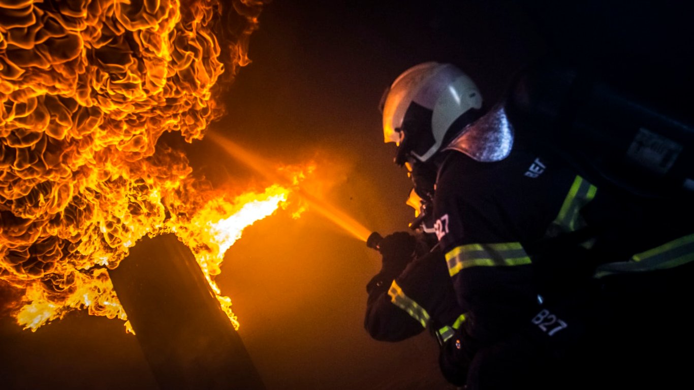В Харькове произошел пожар во дворе дома - горел микроавтобус