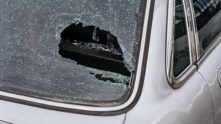 Место для "своих": харьковчанин поплатился разбитым стеклом авто за "неправильную парковку". Фото - 285x160