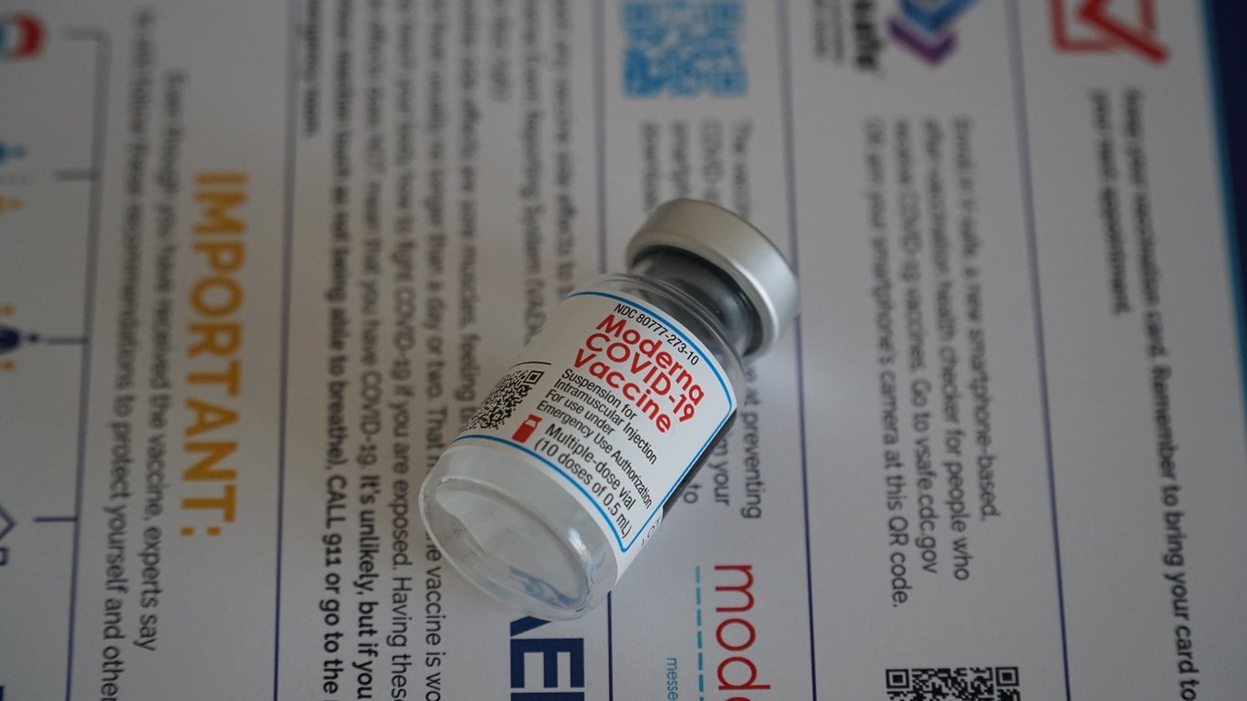 COVID-вакцина Moderna захищає від нових штамів щонайменше півроку - подробиці