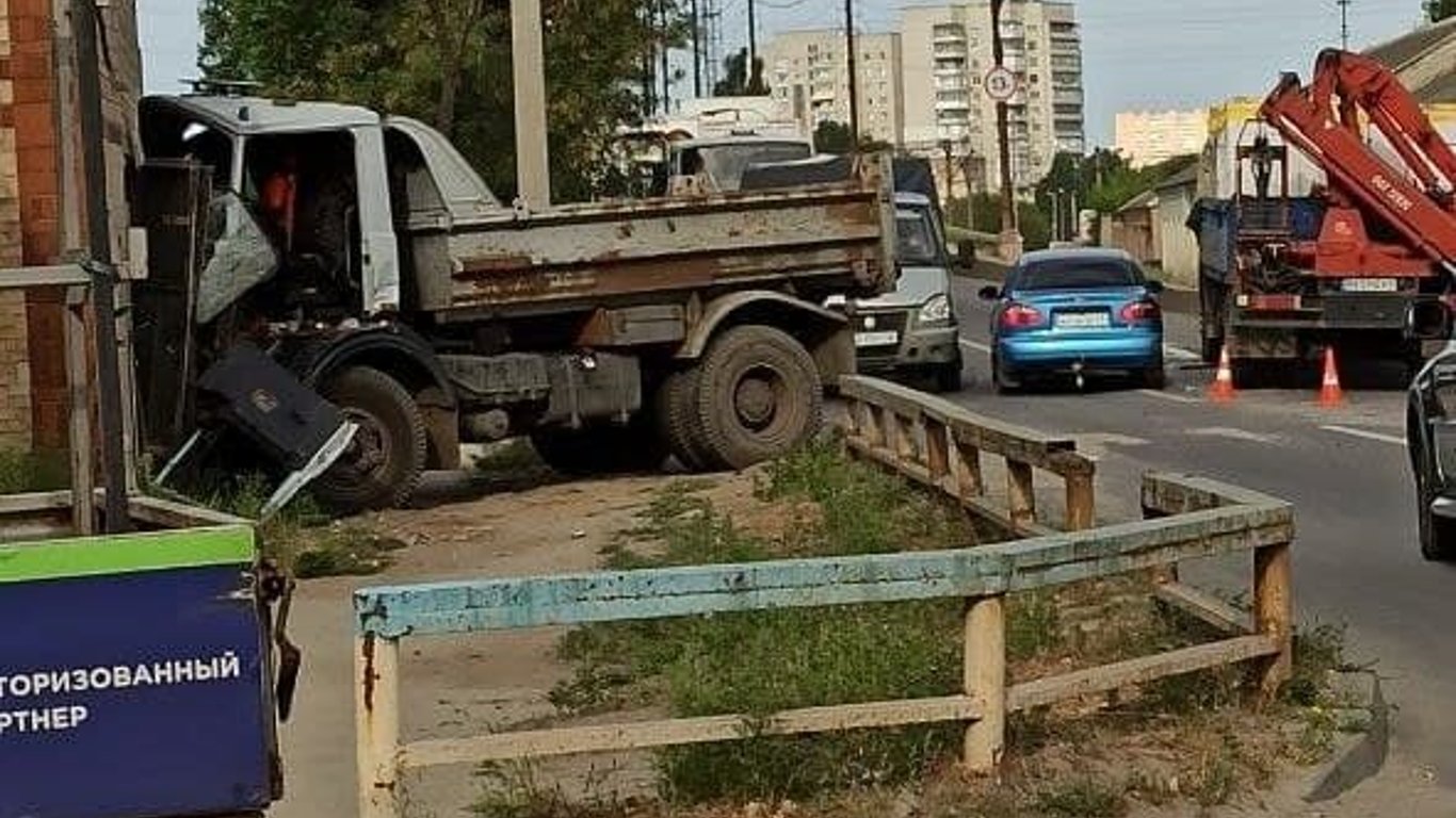В Харькове столкнулись два грузовика