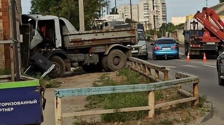 Встрял в стену: в Харькове столкнулись два грузовика. Фото, видео - 285x160