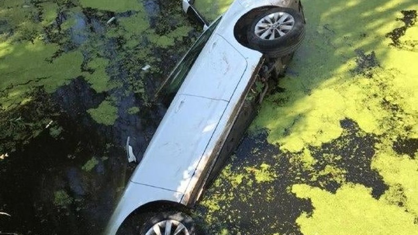 В Черкасской области с дамбы в реку упал автомобиль - подробности