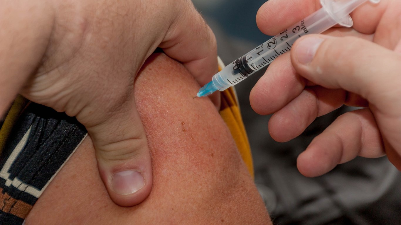 В Ізраїлі почнуть вакцинувати проти COVID-19 вночі - подробиці