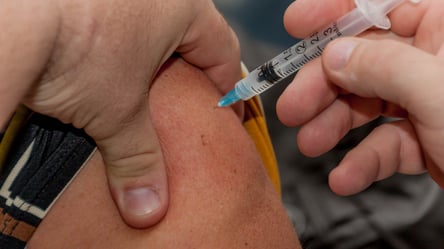 В Израиле начнут вакцинировать против COVID-19 ночью: пункты откроют в крупнейших городах - 285x160
