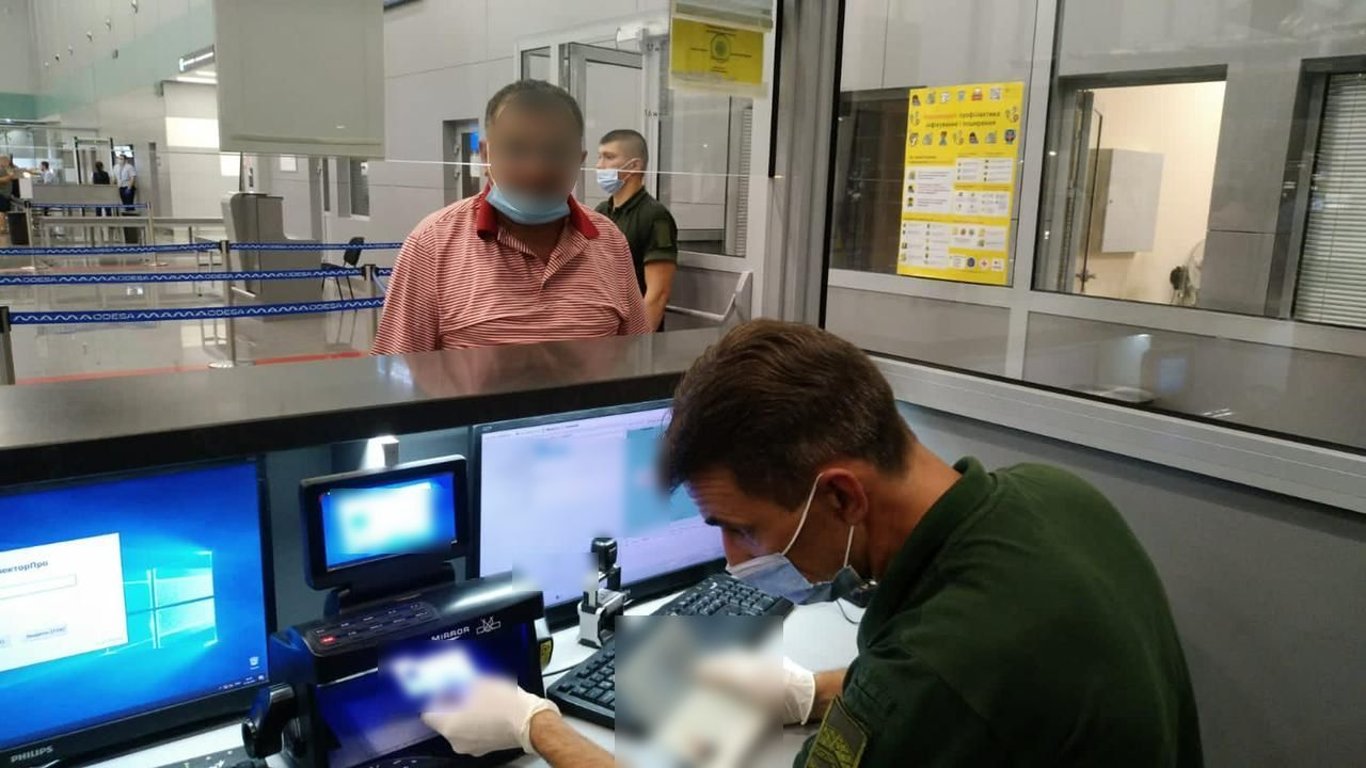 На Одещині виявили чоловіків з "липовими" паспортами