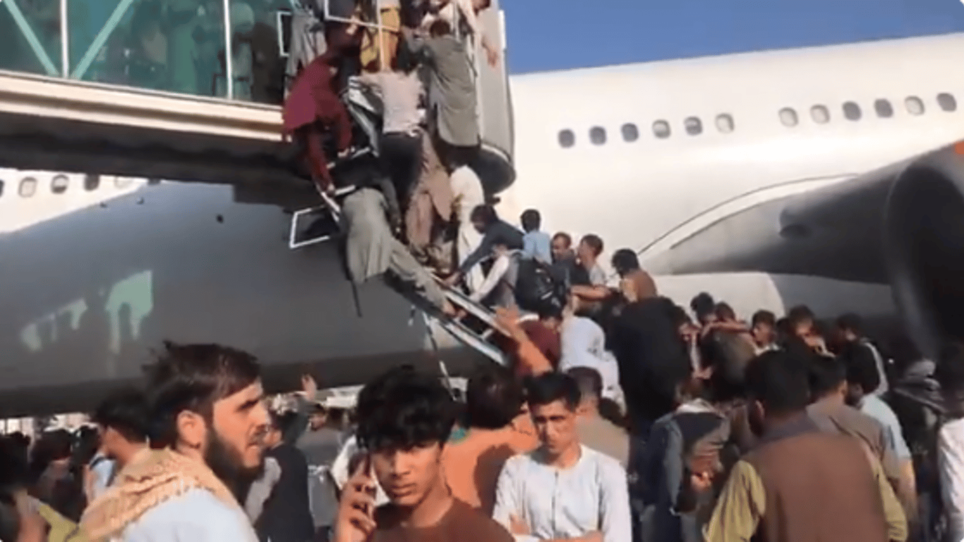 В аэропорту Кабула афганцы отчаянно штурмуют самолеты - видео