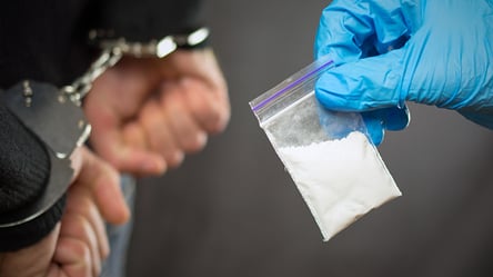 У Харкові поліцейський попався на закладці наркотиків. Фото - 285x160
