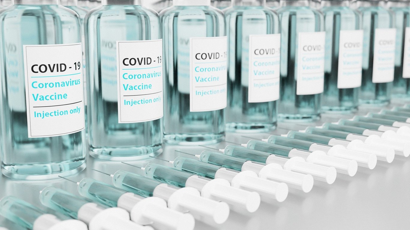 Вакцинация в Украине - Польша передаст сотни тысяч доз COVID-вакцин