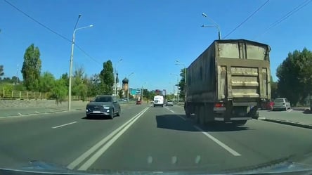 В Харькове грузовик чуть "не раздавил" пешехода. Видео - 285x160