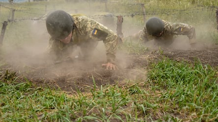 На Донбассе под вражеским обстрелом 16 августа погиб украинский военный - 285x160