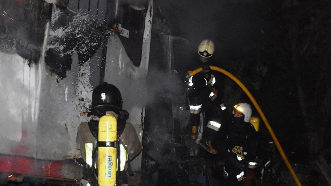 В Одессе горел КамАЗ - пожар тушили 37 спасателей