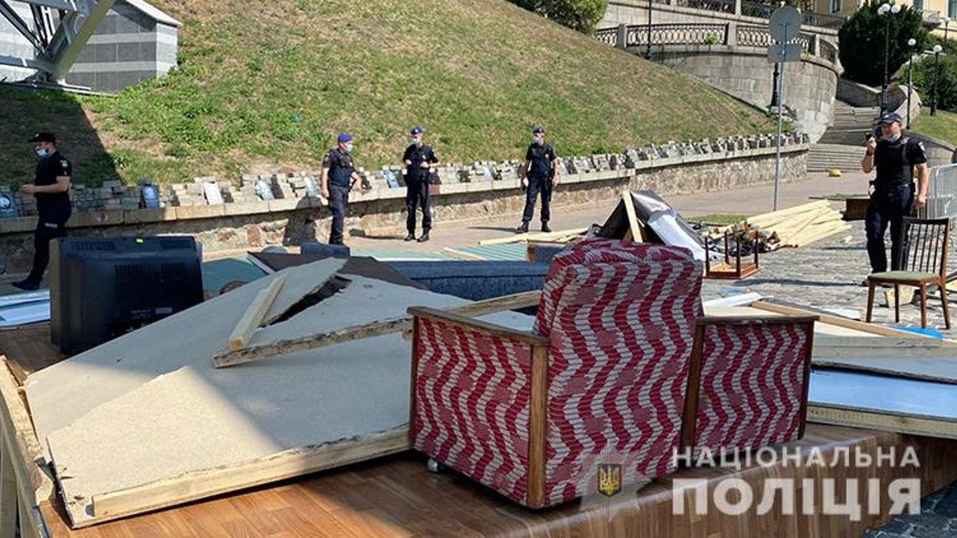 Декорации на Аллее Героев Небесной Сотни - подробности скандала в центре Киева