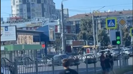 Підлітки вибивають двері машин на центральній вулиці Харкова - 285x160