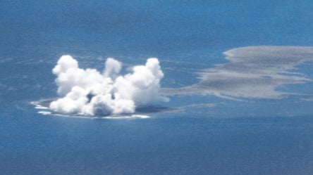 Після виверження підводного вулкана в Японії утворився новий острів - 285x160