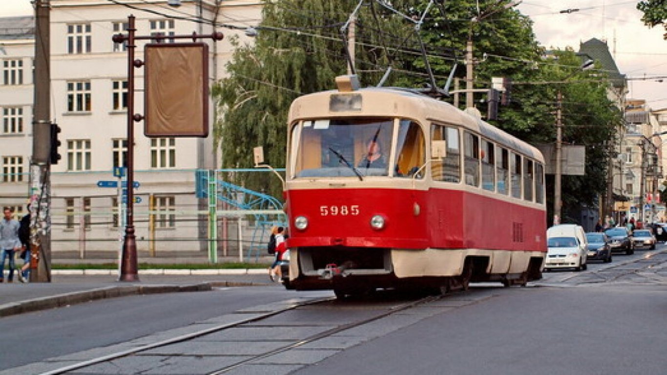 В Харькове трамвай сошел с рельсов - в центре пробки