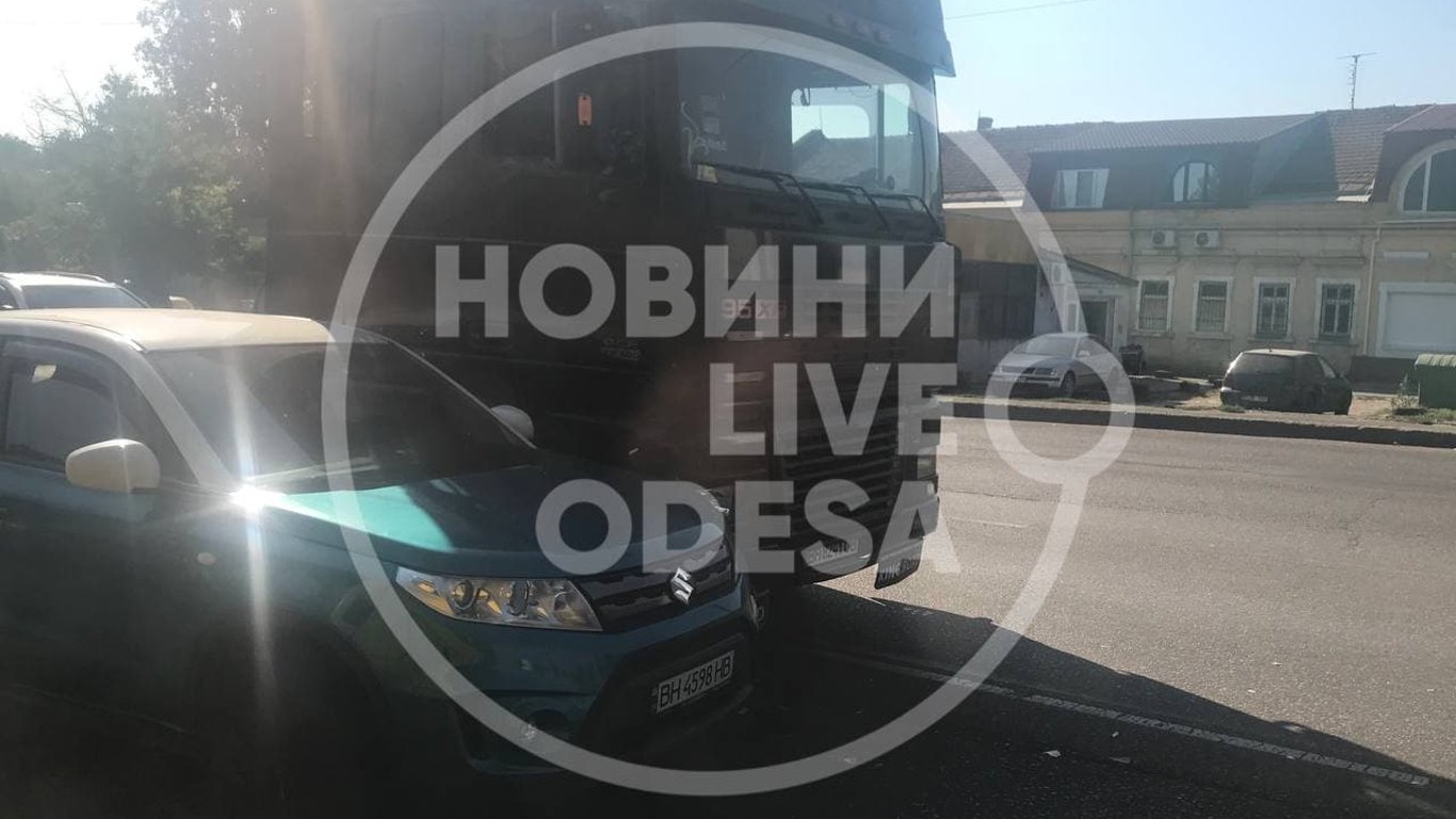 В Суворовском районе Одессы произошли два ДТП - образовалась пробка