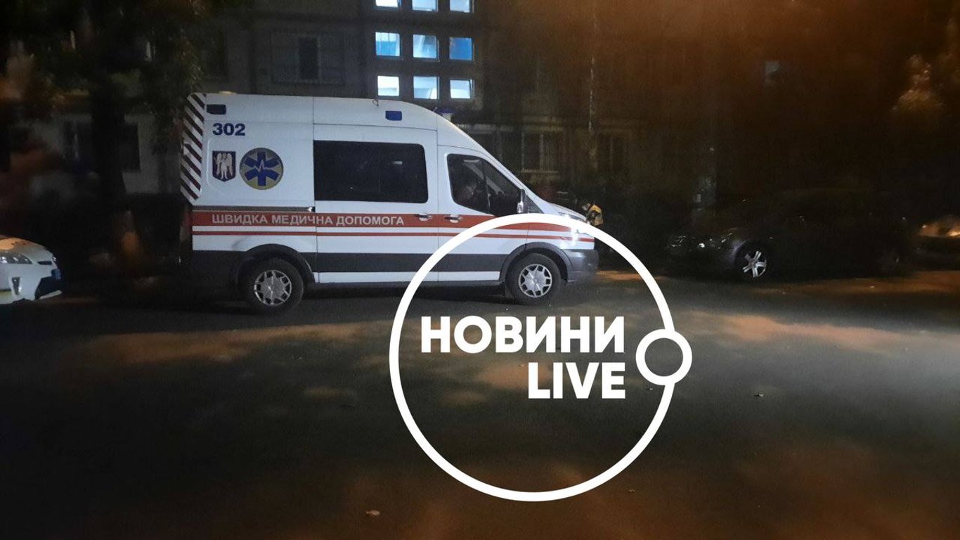 У Києві чоловік повісився перед входом у під'їзд будинку