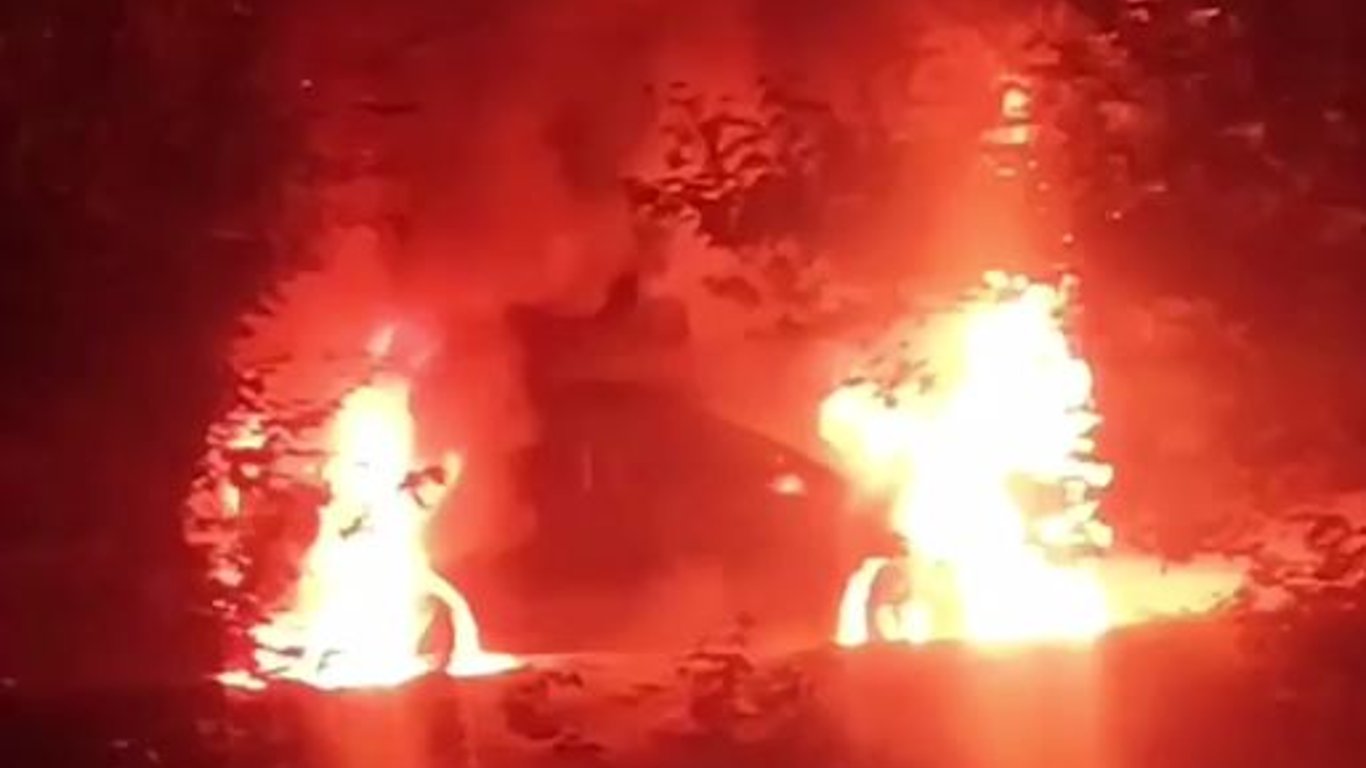 У Харкові згоріло два авто