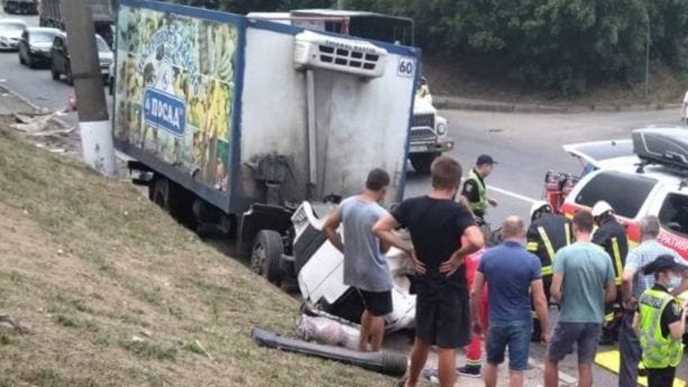В Харькове произошло ДТП с грузовиком - момент аварии попал на видео