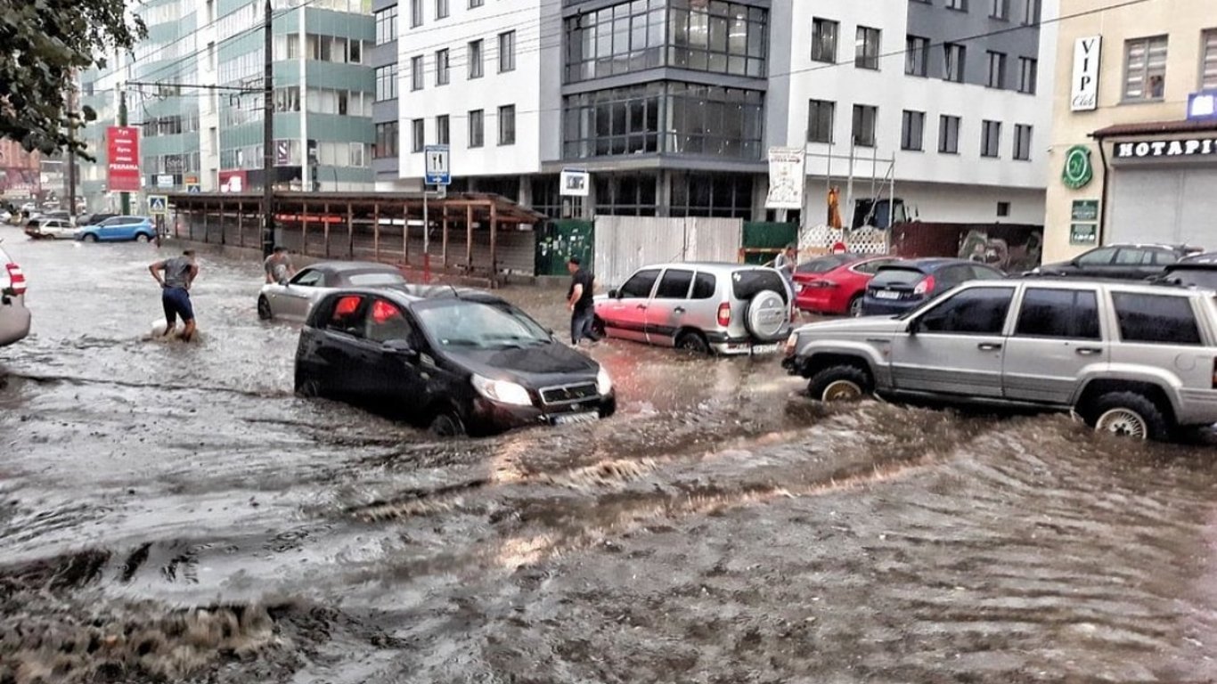 Злива у Хмельницькому 17 серпня — місто накрила негода