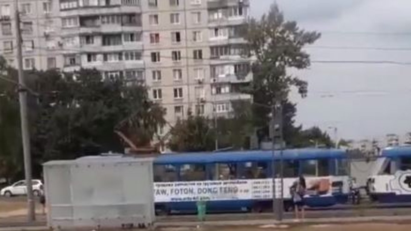 В Харькове девушка выпала из трамвая №26