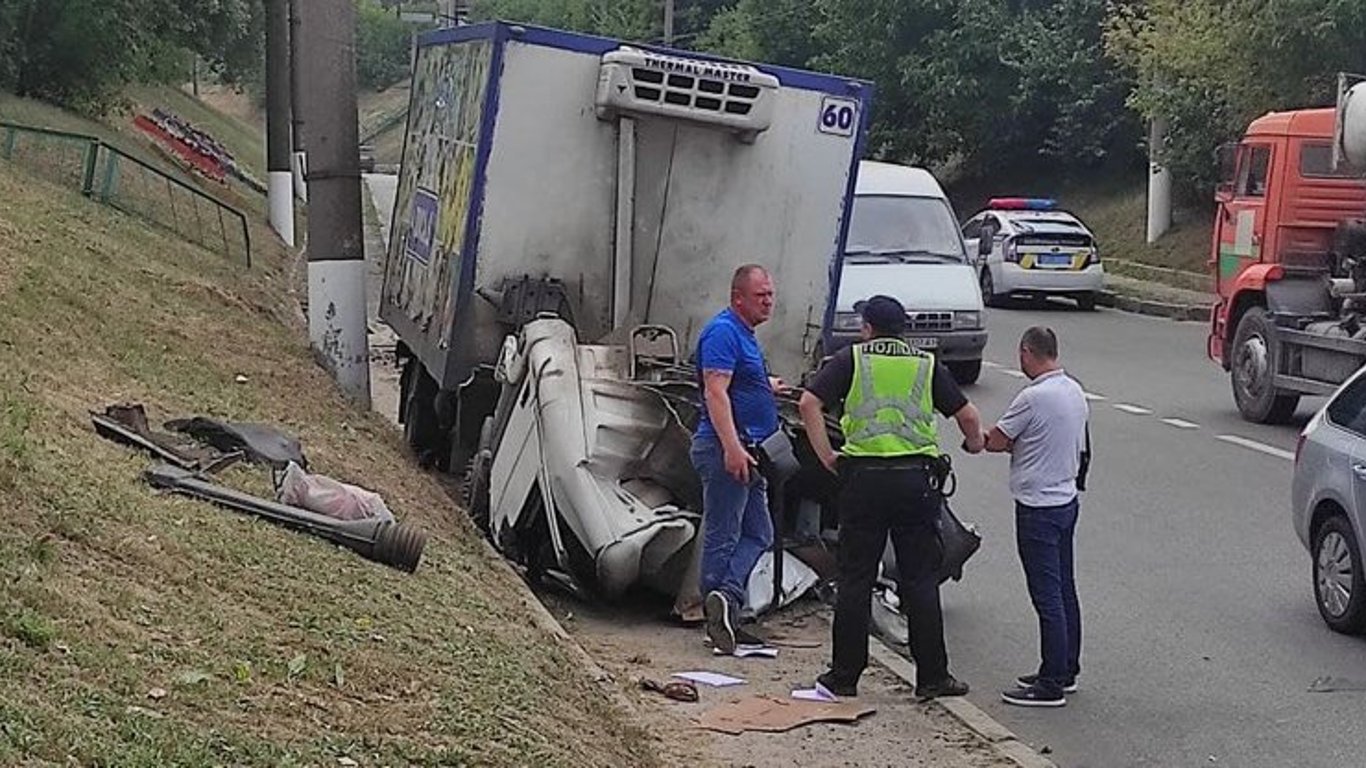 В Харькове погиб водитель фургона, у которого оторвало кабину