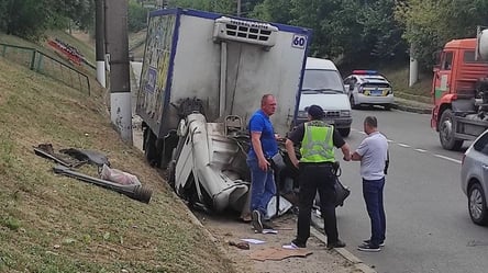 Врачи боролись за жизнь до последнего:  в больнице умер водитель фургона, у которого сорвало кабину - 285x160