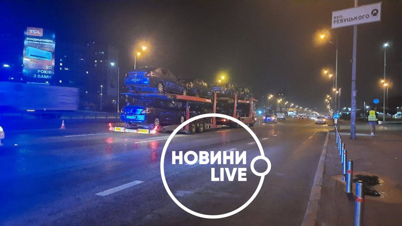 У Києві вантажівка на смерть збила пішохода-порушника