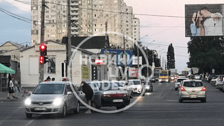 Авария на важном перекрестке поселка Котовского в Одессе спровоцировала пробки. Фото - 285x160