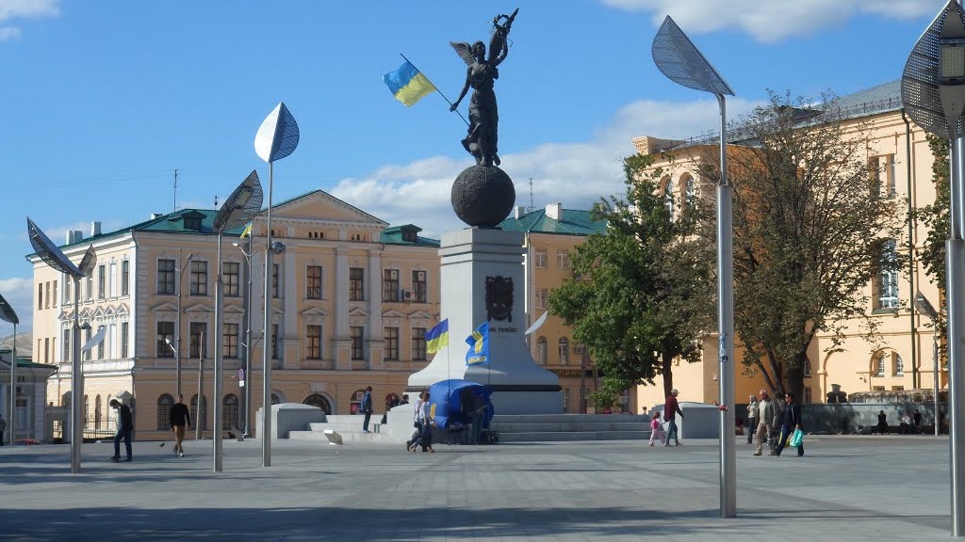 В Харькове запретили парковку на площади Конституции - подробности