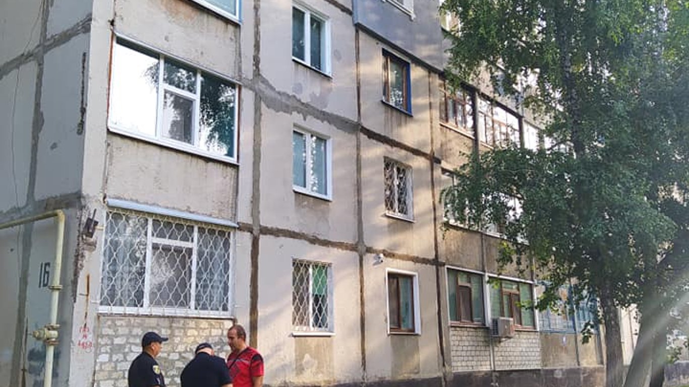 В Лозовой в Харьковской области мужчина выпал из окна