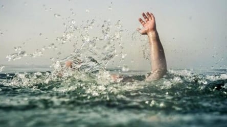 Знайшли тільки вудки та нічний ліхтар у човні: в Одесі потонув рибалка. Відео - 285x160