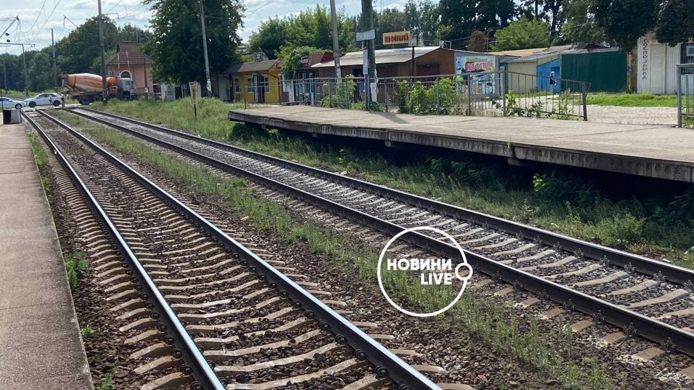 Под Киевом мужчину насмерть сбил поезд - подробности - фото, видео