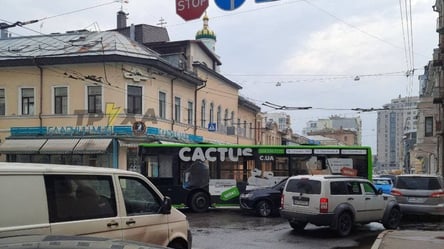ДТП в центрі Харкова: постраждав автобус з пасажирами. Відео - 285x160
