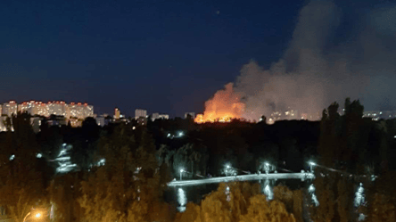 Під Києвом спалахнула масштабна пожежа: мешканців будинку евакуювали. Фото, відео - 285x160