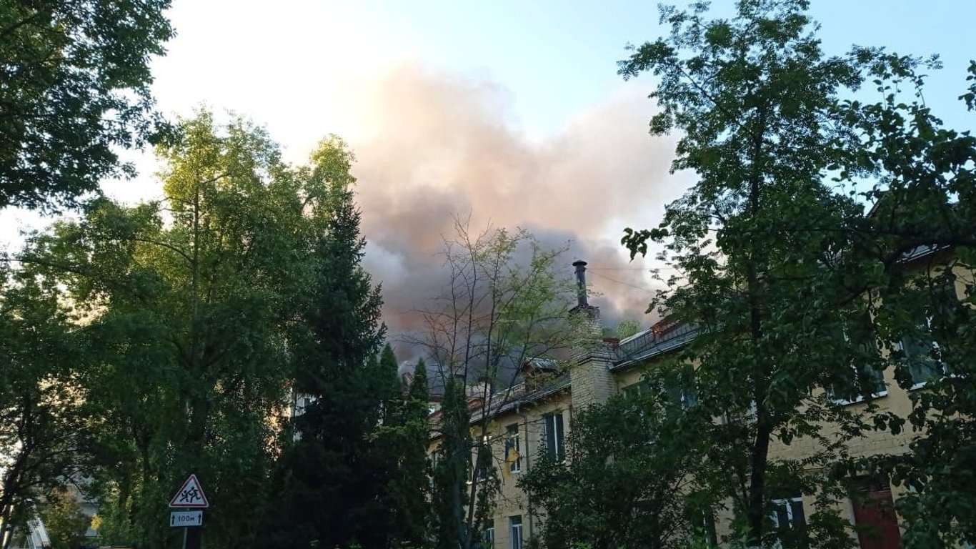 У Києві горіла багатоповерхівка, жителів евакуювали - фото