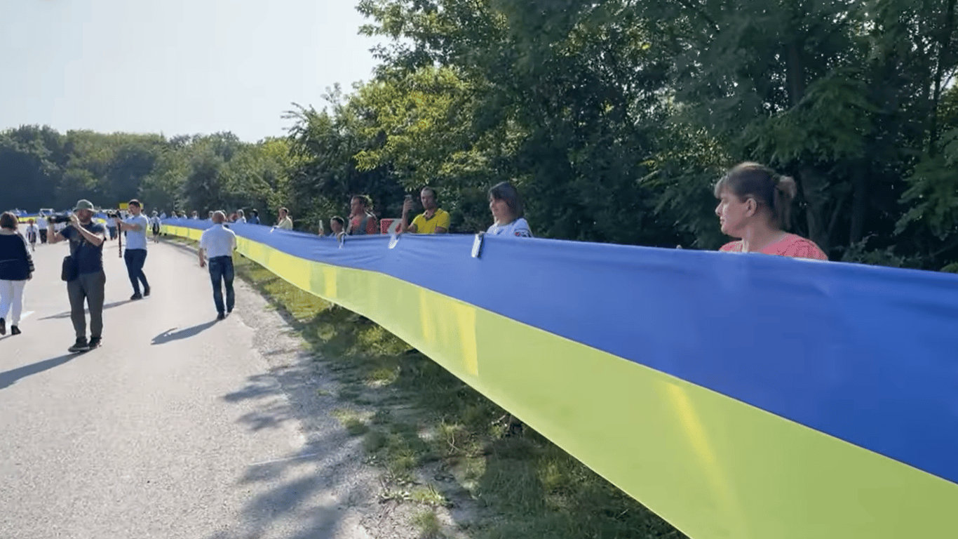 Самый длинный флаг Украины развернули между Тернопольщиной и Хмельнитчиной - видео