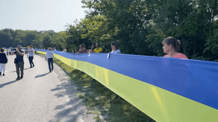 Установили рекорд: самый длинный флаг Украины развернули между Тернопольской и Хмельницкой областями. Видео - 285x160