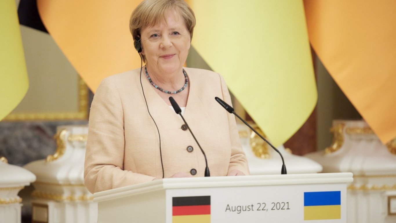 Ангела Меркель прилетела в Киев, но руководство и МИД Украины ее не встретили - видео