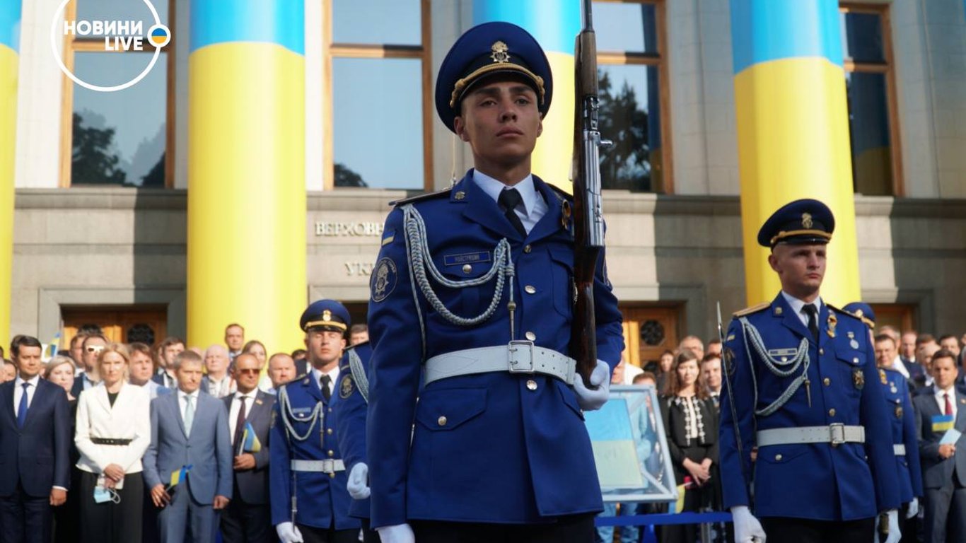 День флага в Киеве возле Верховной Рады состоялась церемония 23 августа