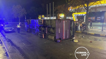 В Киеве перевернулся автобус с пассажирами, много пострадавших. Фото, видео - 285x160