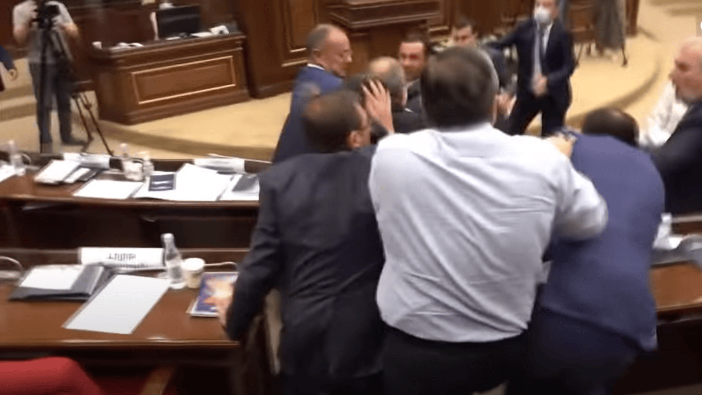 В парламенте Армении возникла потасовка: депутаты начали бросаться бутылками - видео