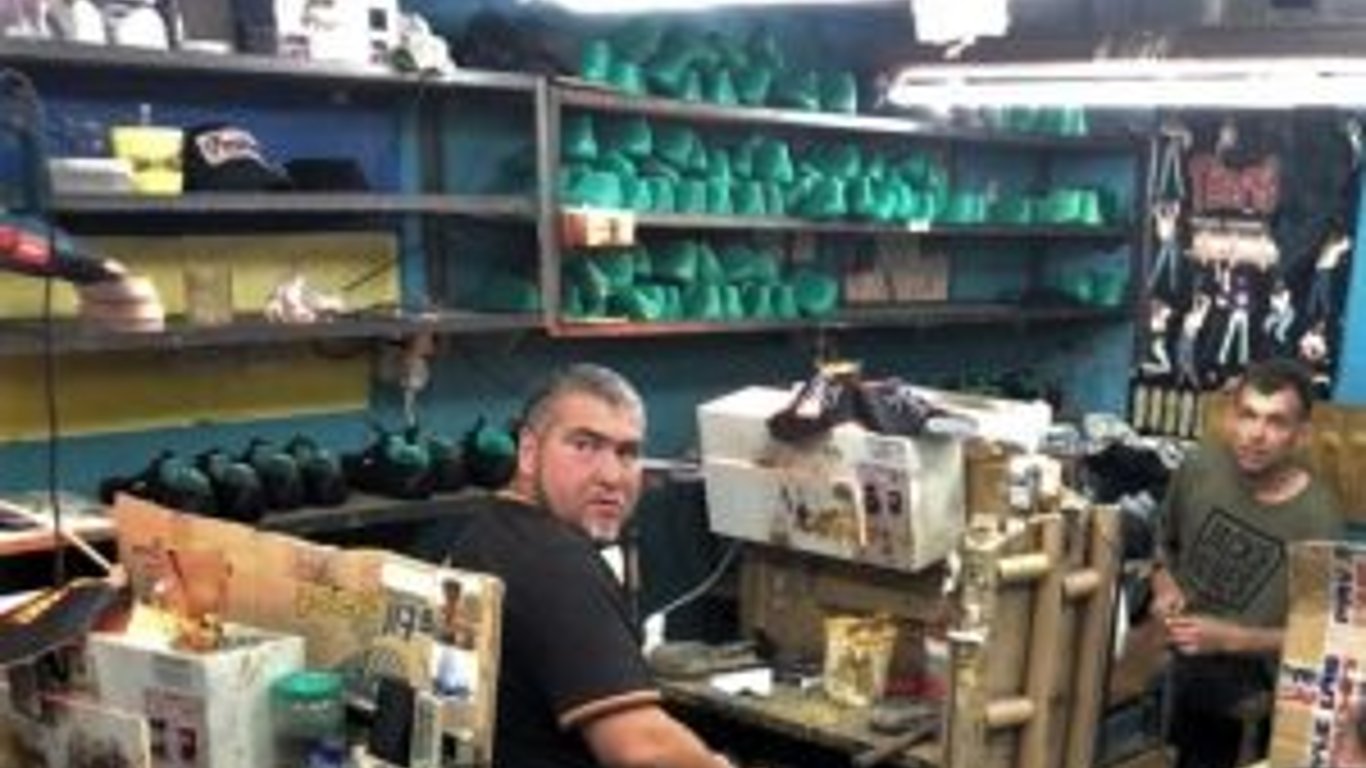 В Харькове обнаружили нелегалов, которые работали на обувном предприятии