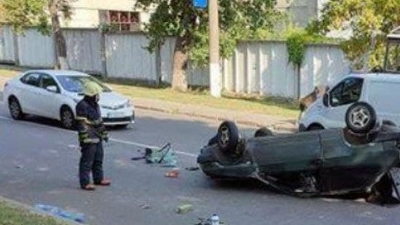 В Харькове ВАЗ 2108 перевернулся на одной улиц, водителя пришлось доставать с помощью спецсредств
