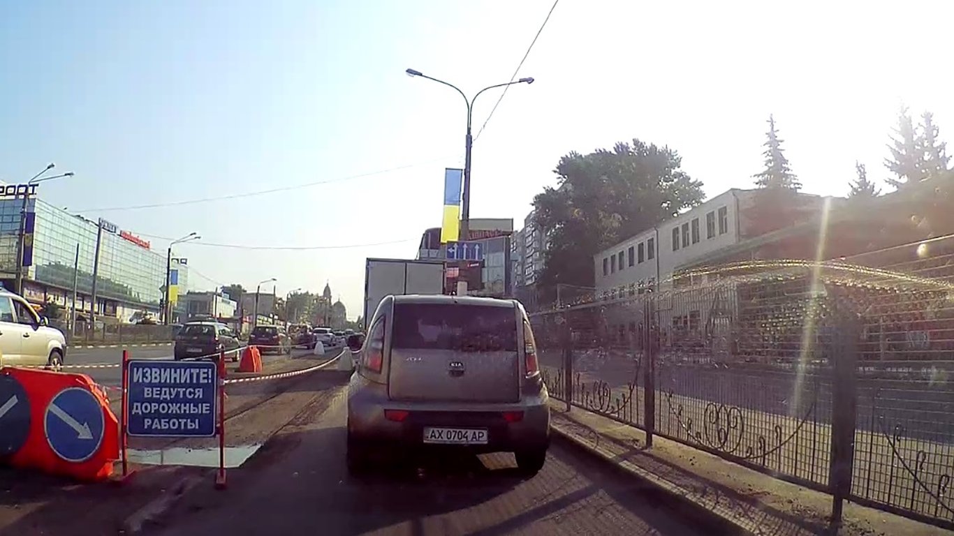 Харьков стоит в пробках - водители жалуются на ремонт дорог